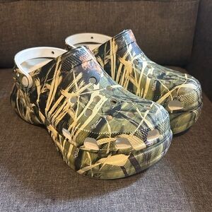 Crocs Mega Crush Wedge Clog Real Tree
Camo Women's 10